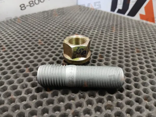Шпилька крепления колеса с гайкой Carraro