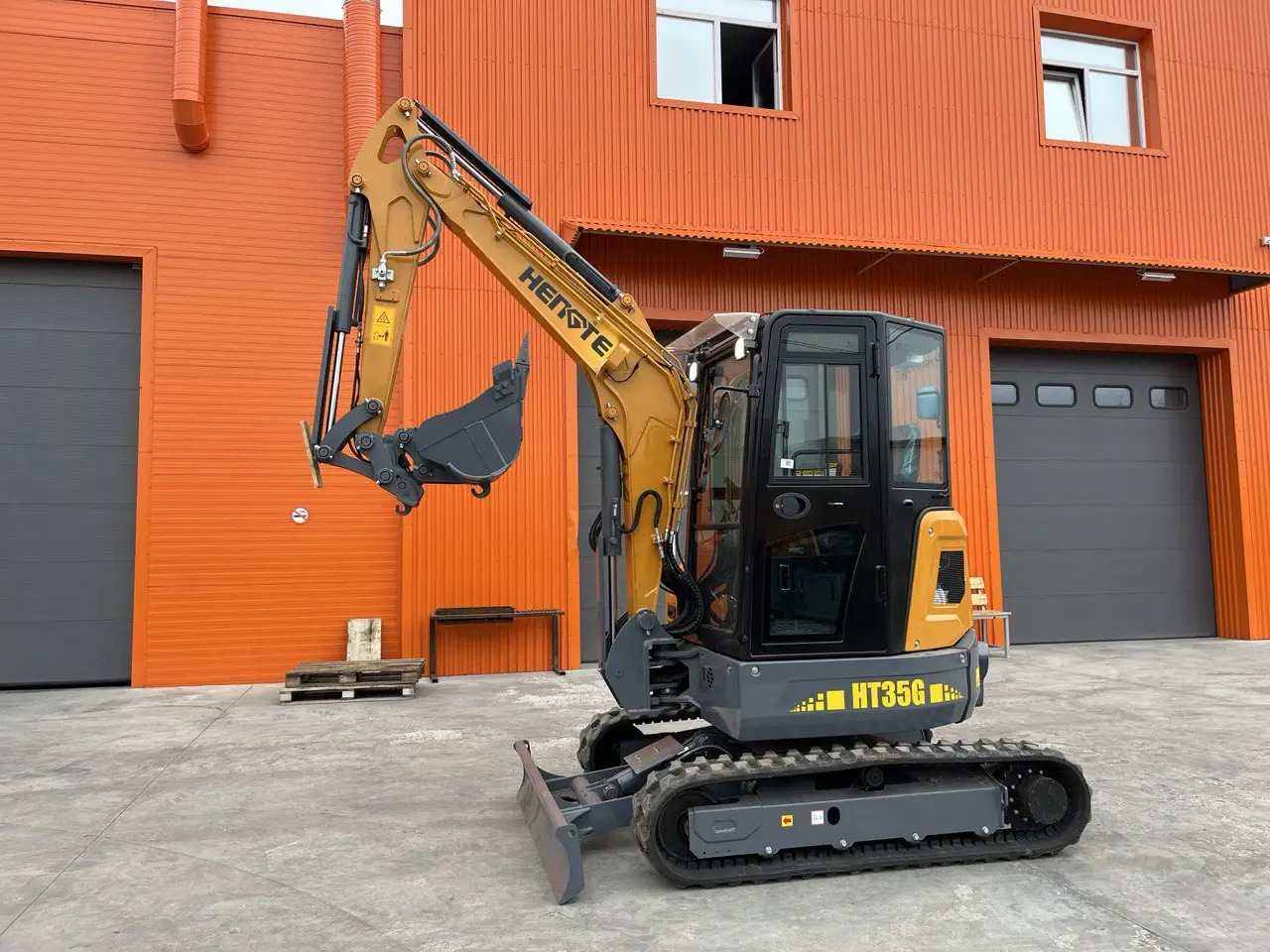 Мини-экскаватор HENGTE HT35 грузоподъемностью  в Томске